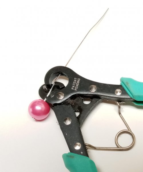 Judy Larson's Two Ways to Make Simple Loops - Alternative way to make a simple loop, Findings & Components, Toggles & Clasps, Earwire & Headpin, Loops, Wire Loop, Wrapped Wire Loop, Press the bead against the edge of the left plier Looper